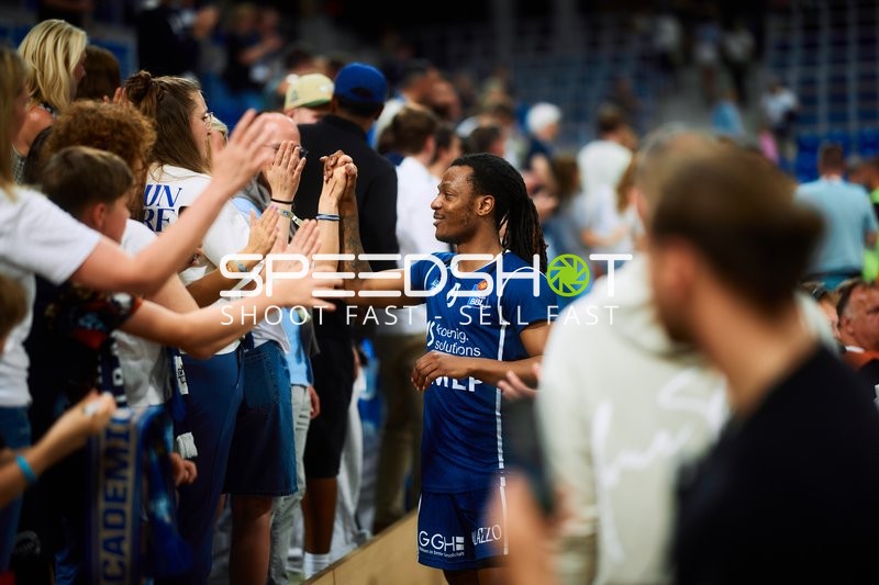 DJ Horne (0; MLP Academics Heidelberg) jubelt mit Fans