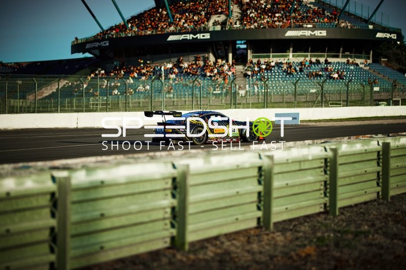 Fahrzeug auf der Rennstrecke