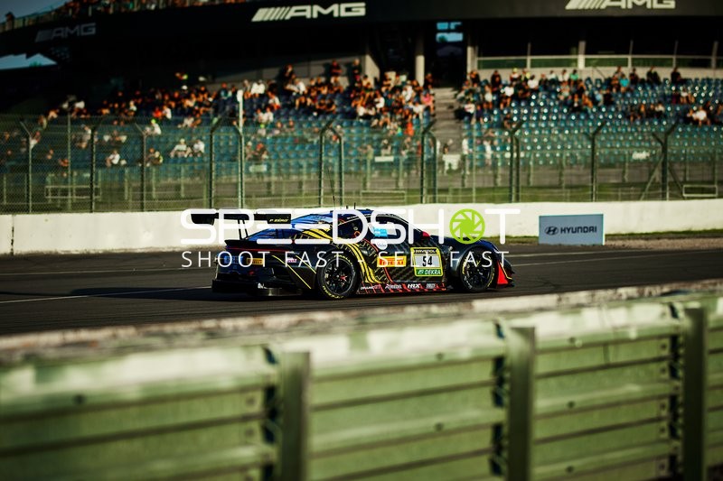 Porsche 911 GT3 R (992) auf der Rennstrecke