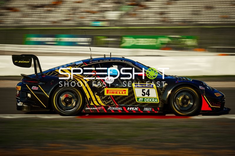 Fahrzeug auf der Rennstrecke