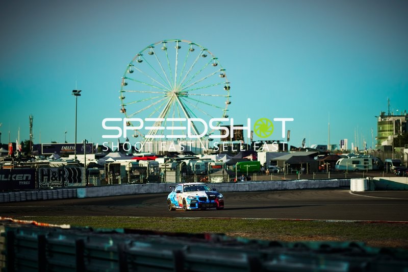 Rennfahrzeug auf der Rennstrecke