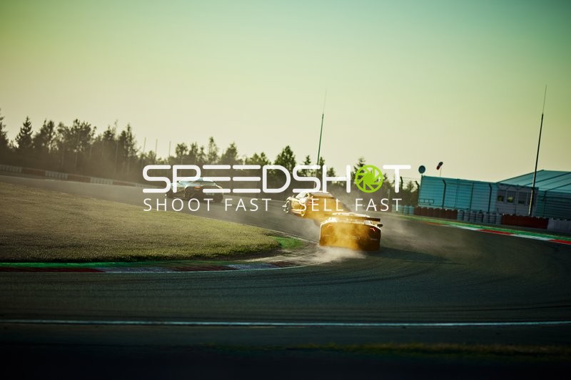 Drei Rennwagen auf Strecke