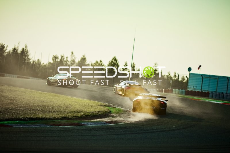 Drei Rennfahrzeuge auf der Rennstrecke