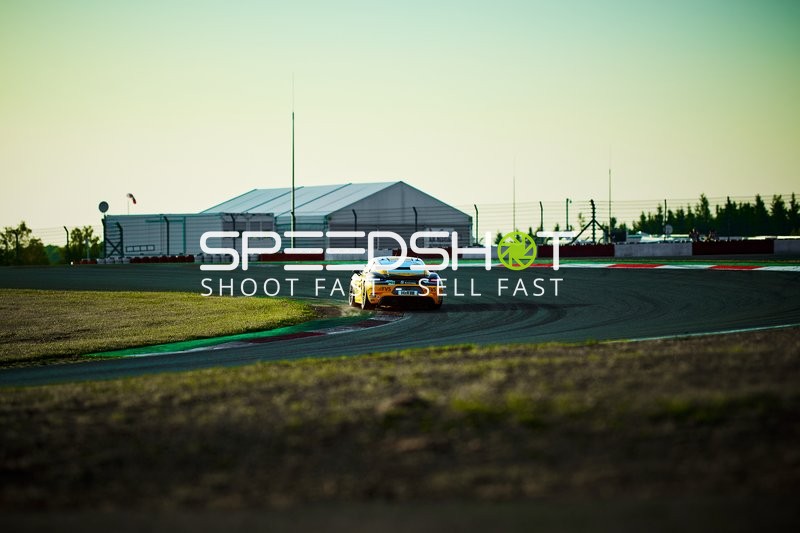 Rennfahrzeug auf der Rennstrecke