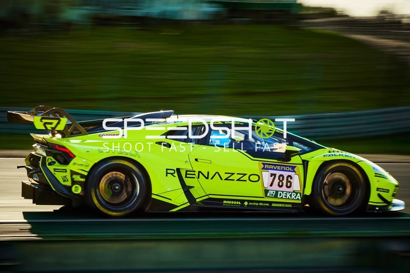 Rennfahrzeug auf der Rennstrecke