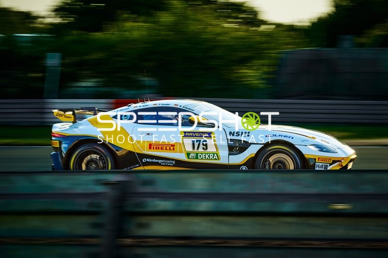 Fahrzeug auf der Rennstrecke