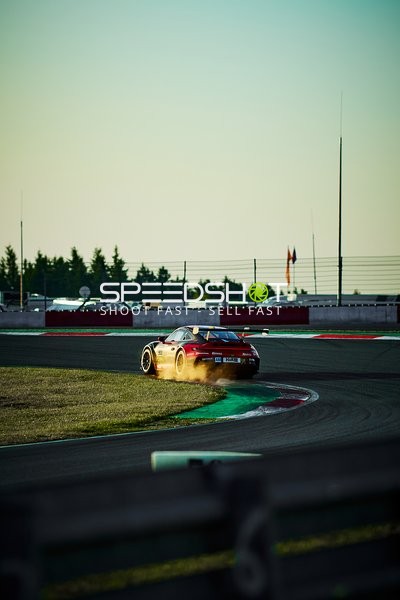 Rennfahrzeug auf der Rennstrecke