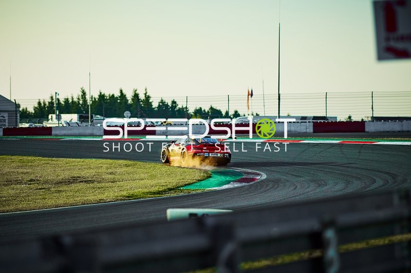 Rennfahrzeug auf der Rennstrecke