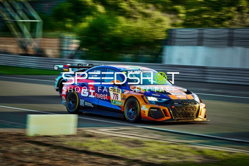 Rennfahrzeug auf der Rennstrecke