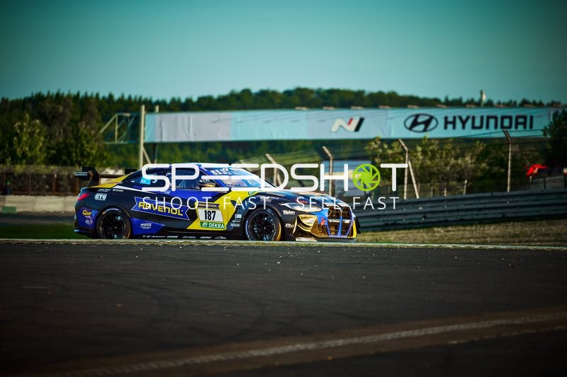 Fahrzeug auf der Rennstrecke