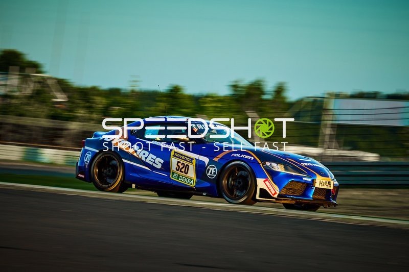 Rennfahrzeug auf der Rennstrecke