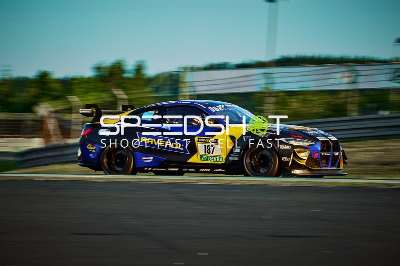 BMW M4 GT4 auf der Rennstrecke