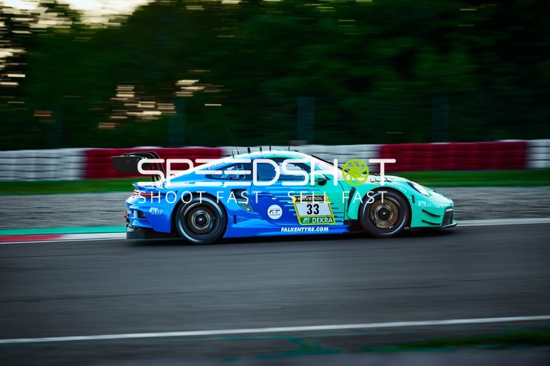 Rennfahrzeug auf der Rennstrecke