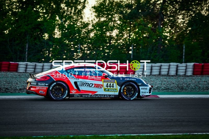 Rennfahrzeug auf der Rennstrecke