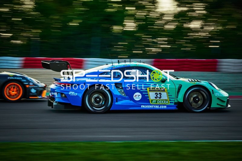 Rennfahrzeug auf der Rennstrecke