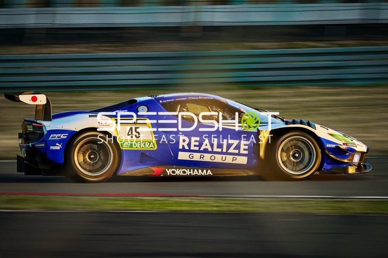 Fahrzeug auf der Rennstrecke