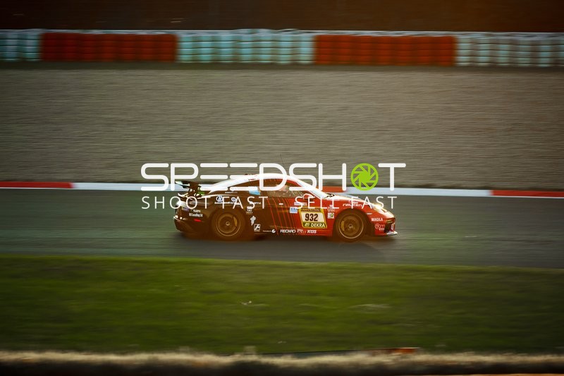 Fahrzeug auf der Rennstrecke