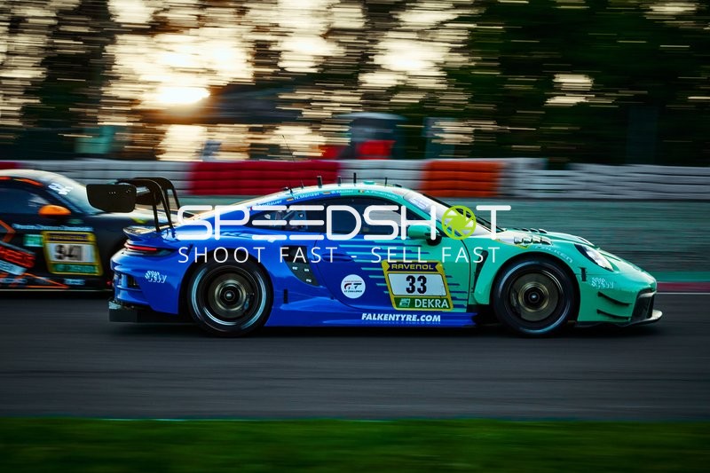 Rennfahrzeug auf der Rennstrecke