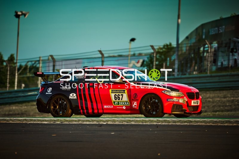 Fahrzeug #667 auf der Rennstrecke