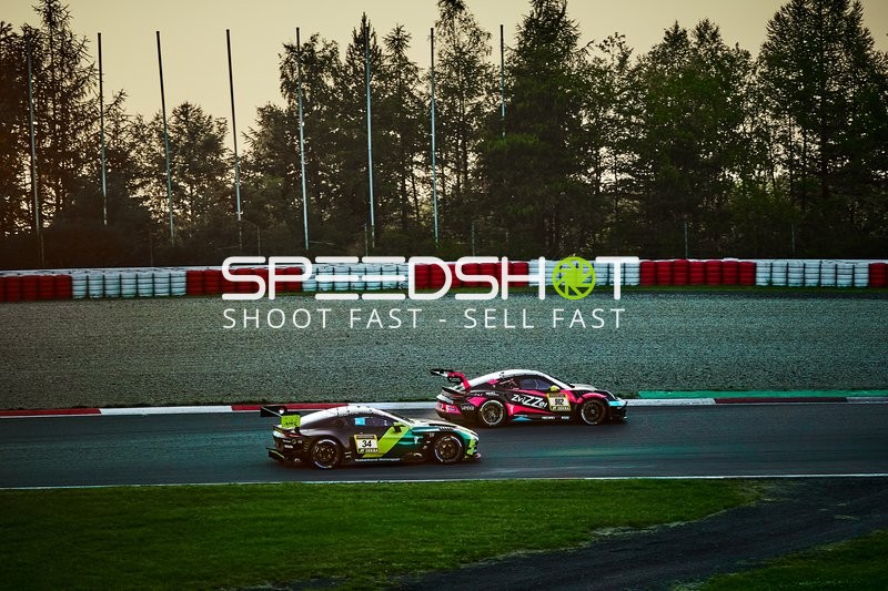 Zwei Fahrzeuge auf der Rennstrecke