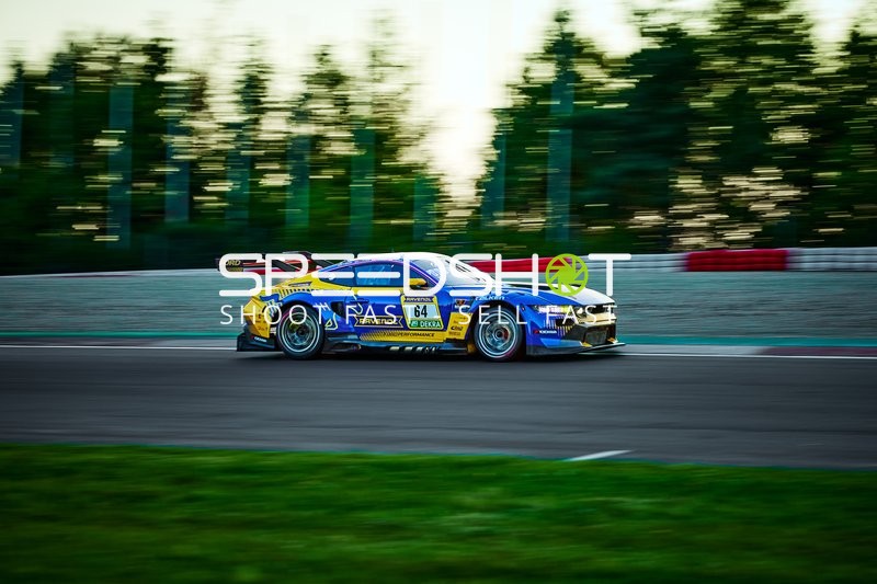 Fahrzeug auf der Rennstrecke