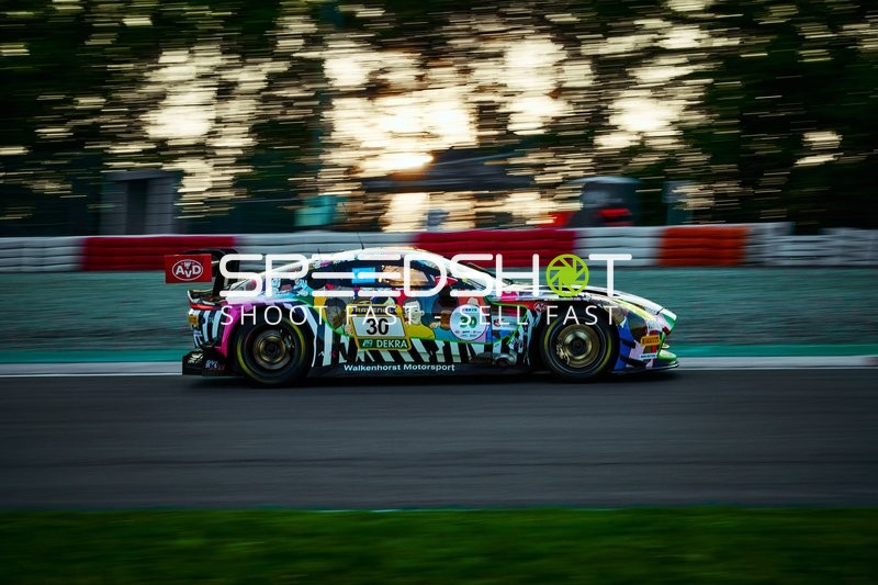 Rennfahrzeug auf der Rennstrecke