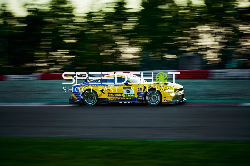 Rennfahrzeug auf der Rennstrecke