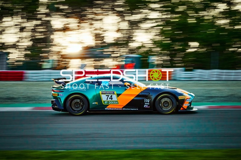 Rennfahrzeug auf der Rennstrecke