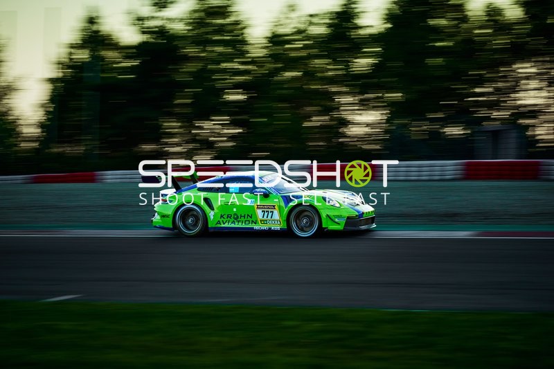 Rennfahrzeug auf der Rennstrecke