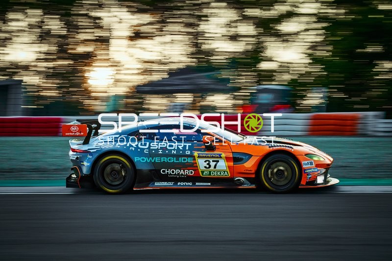 Fahrzeug #37 auf der Rennstrecke