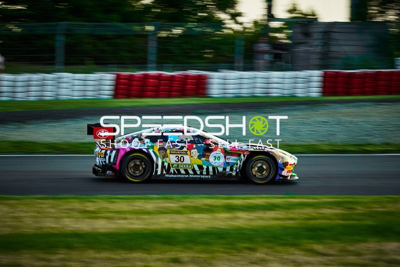 Rennfahrzeug auf der Rennstrecke