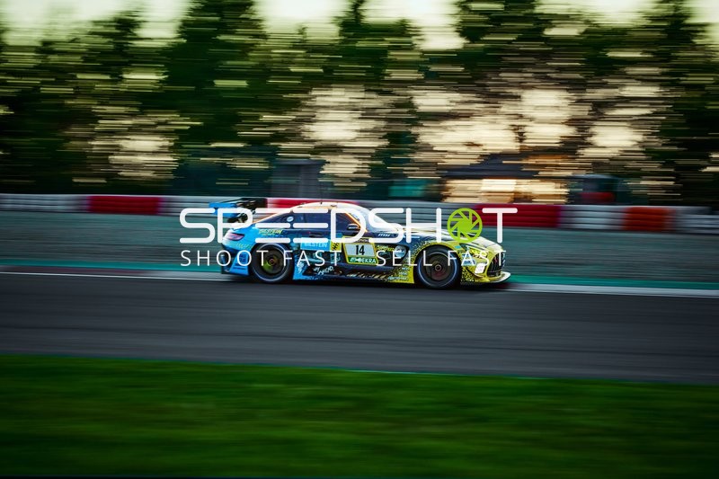 Rennfahrzeug auf der Rennstrecke