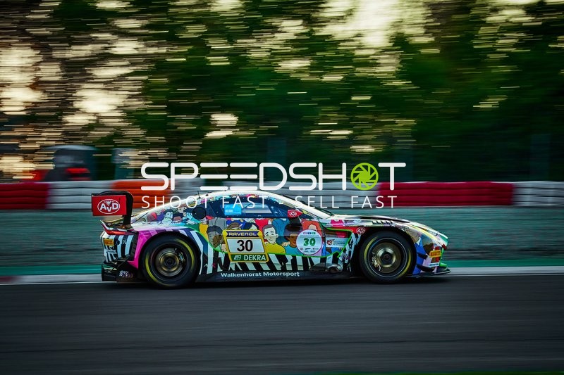 Rennfahrzeug auf der Rennstrecke