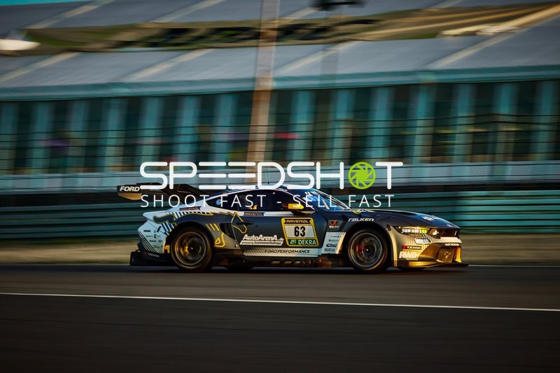 Ford Mustang GT3 auf der Rennstrecke