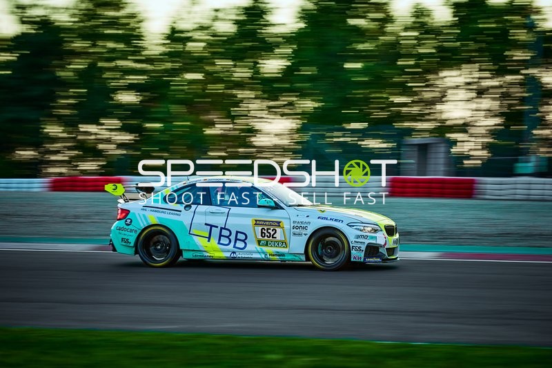 Rennfahrzeug auf der Rennstrecke