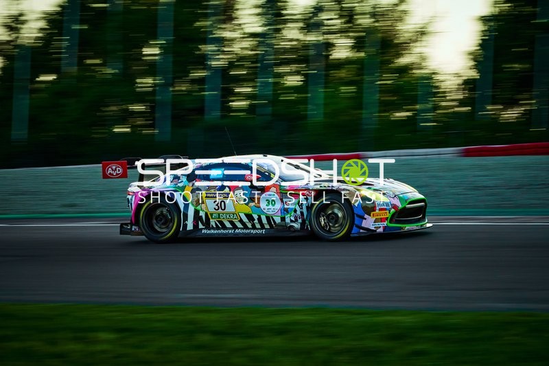 Rennfahrzeug auf der Rennstrecke