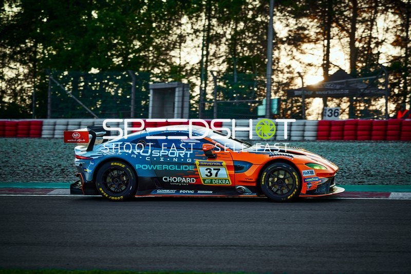 Rennfahrzeug auf der Rennstrecke