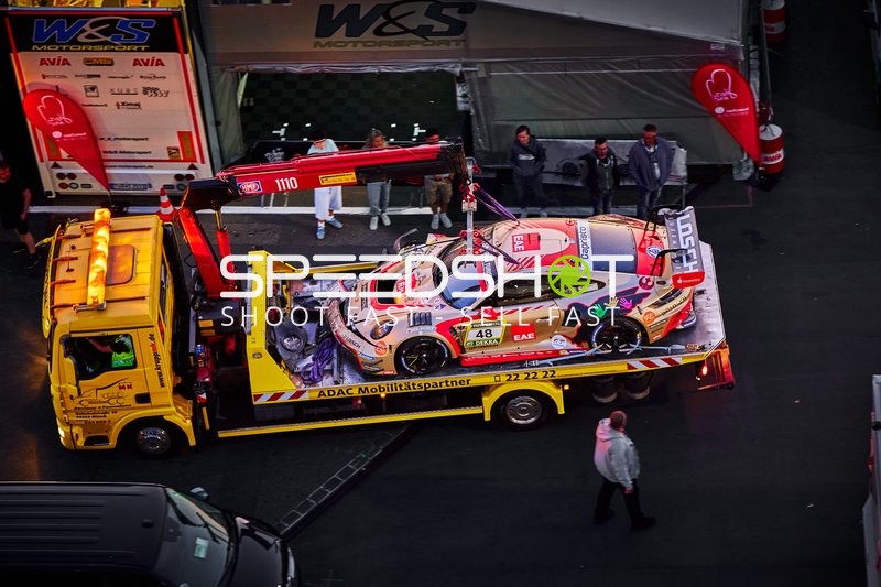 Daan Arrow (48, BLACK FALCON Team EAE) auf Abschleppwagen