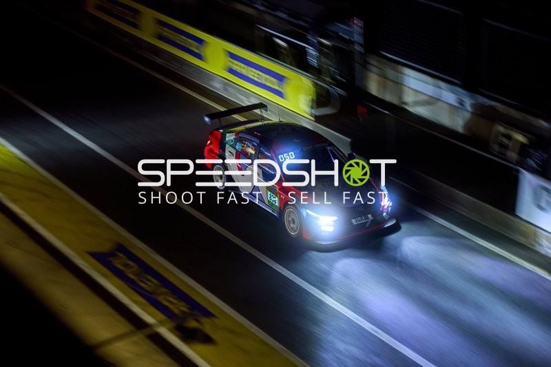 Rennfahrzeug in der Boxengasse