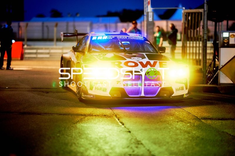 Rennfahrzeug in der Boxengasse