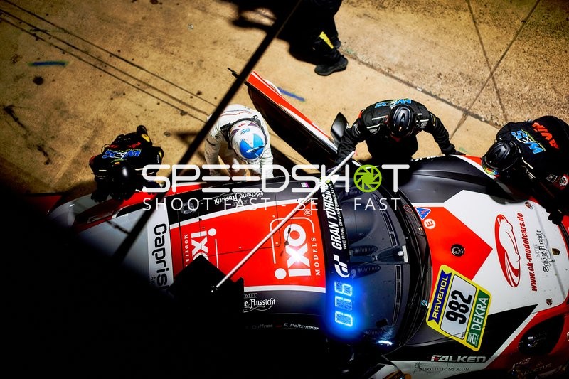 Rennfahrzeug in der Boxengasse