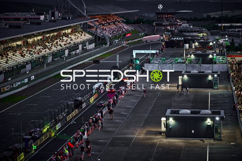 Rennfahrzeuge in der Boxengasse