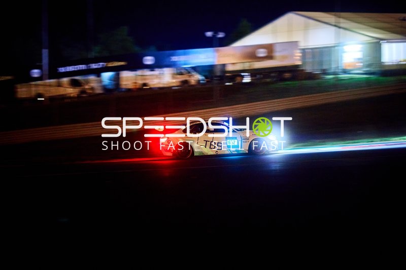 Rennfahrzeug bei Nacht am Nürburgring