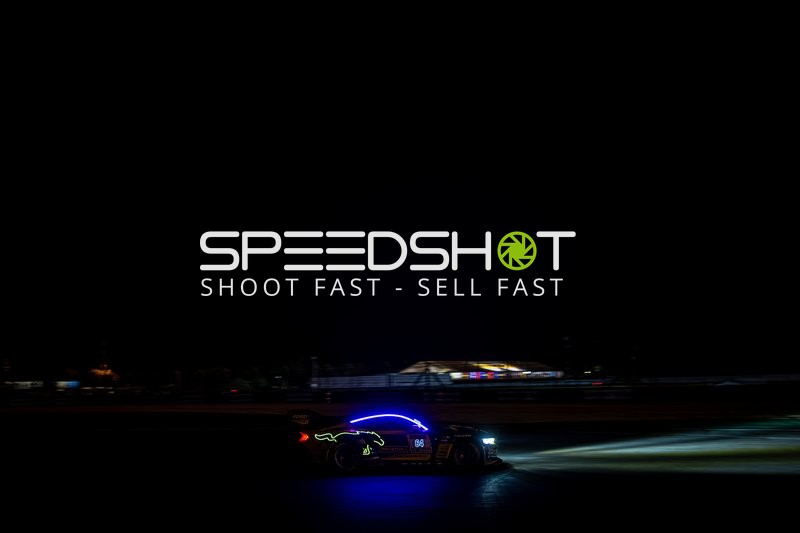 Rennfahrzeug bei Nacht am Nürburgring