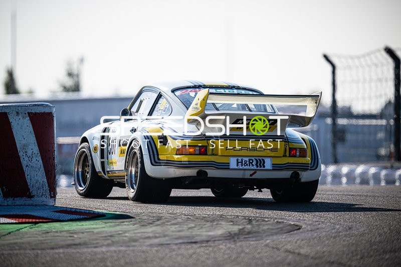 Klassischer Porsche 911 auf der Rennstrecke