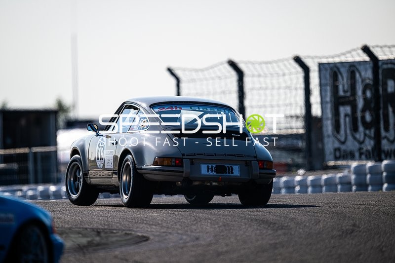 Klassischer Porsche 911 auf der Rennstrecke