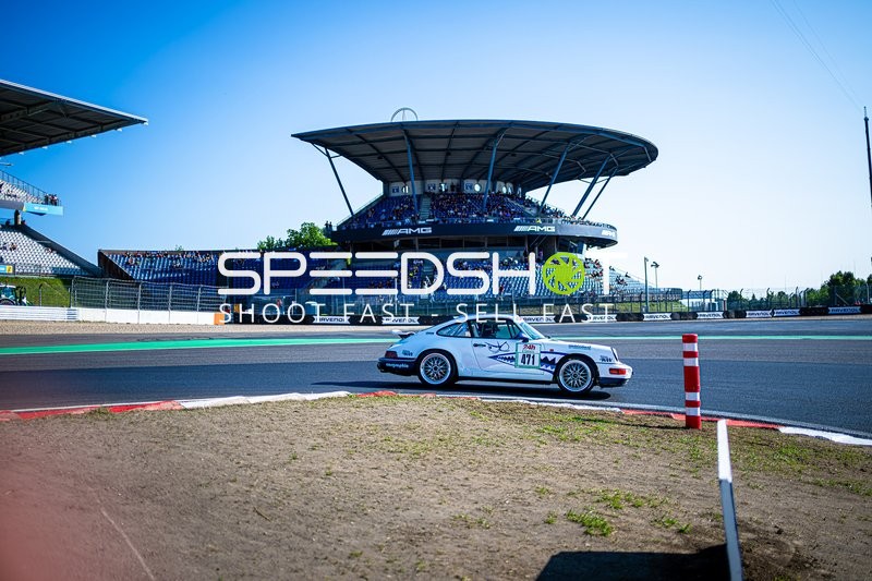 Rennfahrzeug auf der Rennstrecke