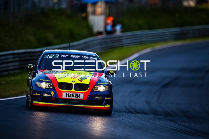 Fahrzeug auf der Rennstrecke