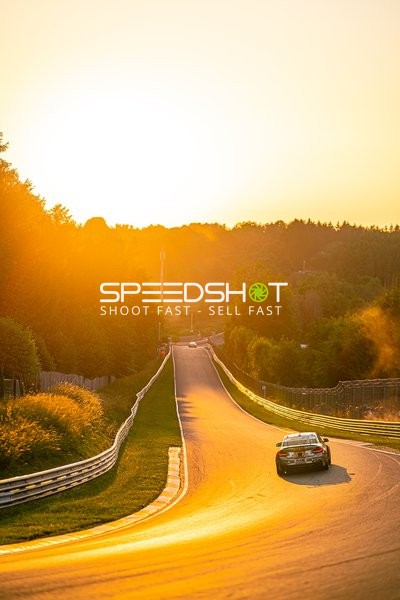 Rennfahrzeug auf der Rennstrecke