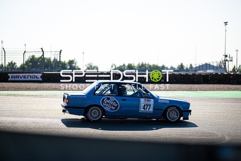 Klassischer Rennwagen auf der Rennstrecke